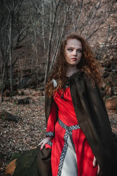 Mulher Cabelos Vermelhos Vestido Vermelho Traje Celta Histórico Floresta Outono — Fotografia de Stock