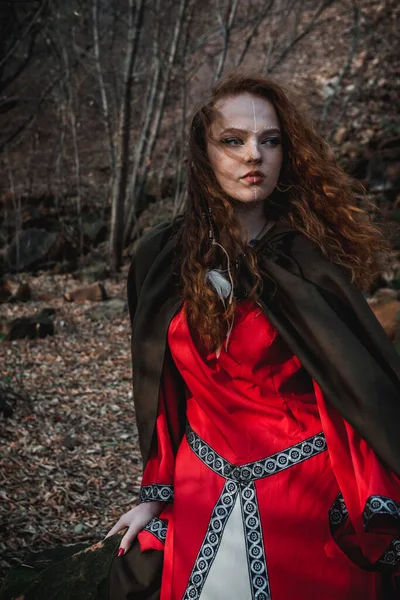 Mulher Cabelos Vermelhos Vestido Vermelho Traje Celta Histórico Floresta Outono — Fotografia de Stock