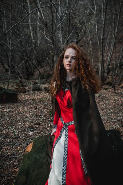 Mulher Cabelos Vermelhos Vestido Vermelho Traje Celta Histórico Floresta Outono — Fotografia de Stock