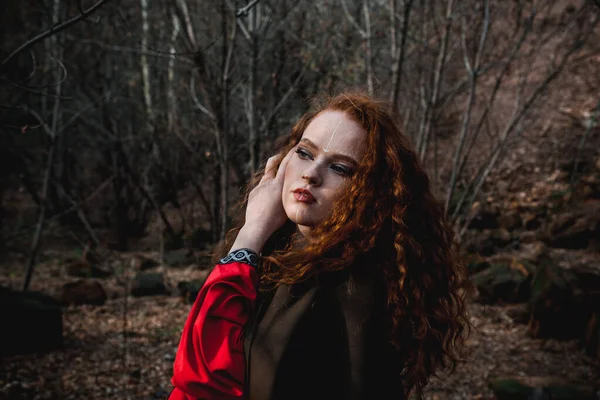 Červenovlasá Žena Červených Šatech Historickém Keltském Kostýmu Podzimním Lese — Stock fotografie