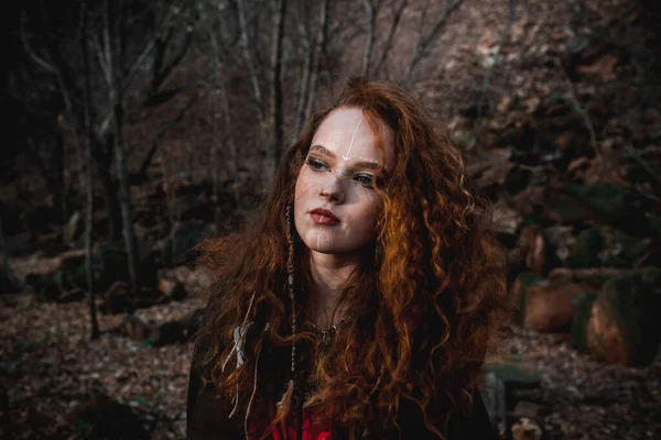 秋の森の中の歴史的なケルトの衣装を着た赤い髪の女性 — ストック写真