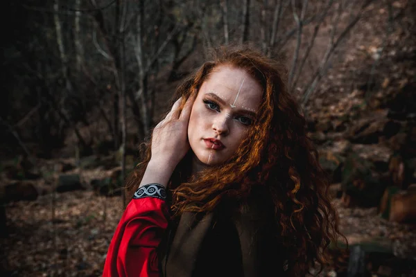 秋天的森林里 红头发女人身穿红色长裙 身穿凯尔特人的历史服装 — 图库照片