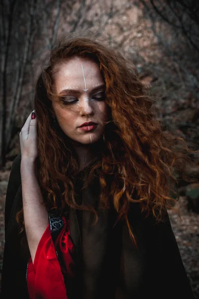 Mujer Pelirroja Con Vestido Rojo Traje Histórico Celta Bosque Otoño —  Fotos de Stock