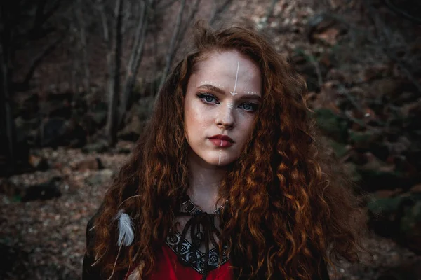 Mulher Cabelos Vermelhos Vestido Vermelho Traje Celta Histórico Floresta Outono — Fotografia de Stock