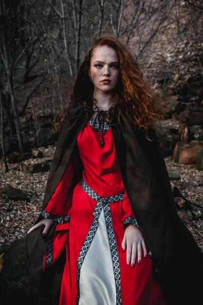 Mulher Cabelos Vermelhos Vestido Vermelho Traje Celta Histórico Floresta Outono — Fotografia de Stock