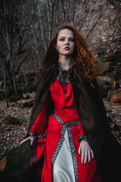 Mulher Cabelos Vermelhos Vestido Vermelho Traje Celta Histórico Floresta Outono — Fotografia de Stock