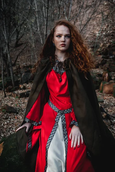 Κοκκινομάλλα Γυναίκα Ένα Κόκκινο Φόρεμα Μια Ιστορική Celtic Κοστούμι Στο — Φωτογραφία Αρχείου
