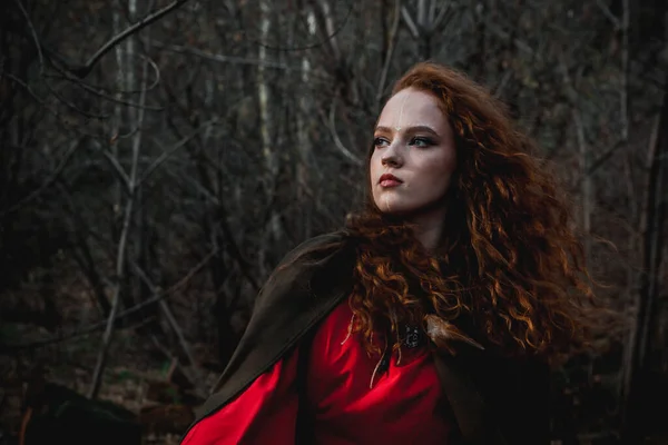 Roodharige Vrouw Een Rode Jurk Een Historisch Keltisch Kostuum Het — Stockfoto