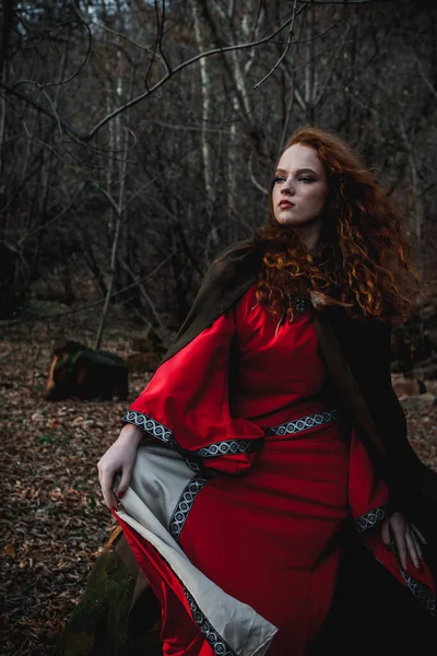 Roodharige Vrouw Een Rode Jurk Een Historisch Keltisch Kostuum Het — Stockfoto