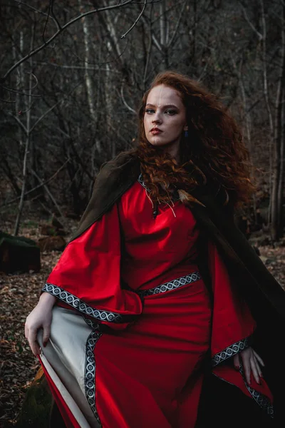 Mulher Cabelos Vermelhos Vestido Vermelho Traje Celta Histórico Floresta Outono — Fotografia de Stock