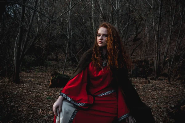 Femme Aux Cheveux Roux Robe Rouge Costume Celtique Historique Dans — Photo