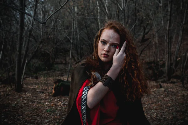 Mulher Cabelos Vermelhos Vestido Vermelho Traje Celta Histórico Floresta Outono — Fotografia de Stock