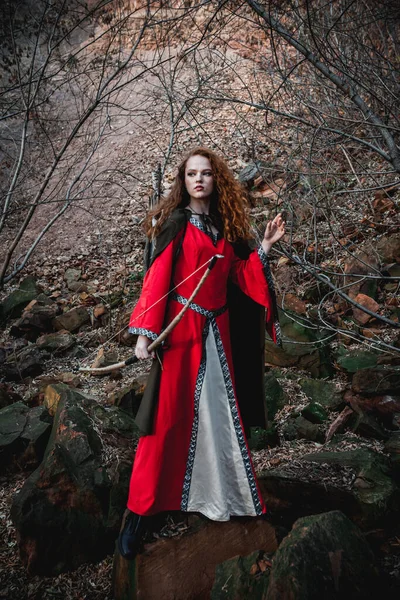 Mulher Cabelos Vermelhos Vestido Vermelho Traje Celta Histórico Floresta Outono — Fotografia de Stock