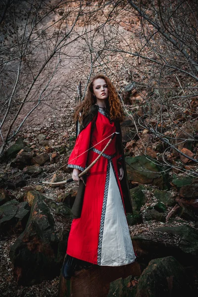 Mulher Cabelos Vermelhos Vestido Vermelho Traje Celta Histórico Floresta Outono — Fotografia de Stock