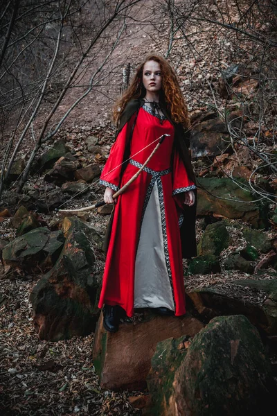 Sonbahar Ormanında Tarihi Kelt Kostümü Giymiş Kırmızı Elbiseli Kızıl Saçlı — Stok fotoğraf