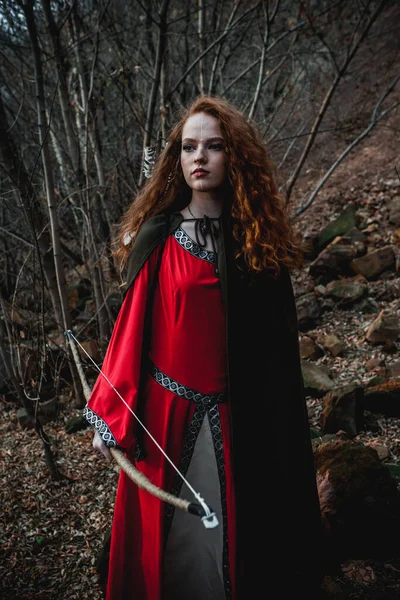 Κοκκινομάλλα Γυναίκα Ένα Κόκκινο Φόρεμα Μια Ιστορική Celtic Κοστούμι Στο — Φωτογραφία Αρχείου