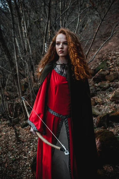 Rödhårig Kvinna Röd Klänning Historisk Keltisk Dräkt Höstskogen — Stockfoto