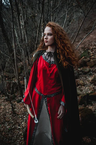 Rudowłosa Kobieta Czerwonej Sukience Historycznym Celtyckim Kostiumie Jesiennym Lesie — Zdjęcie stockowe