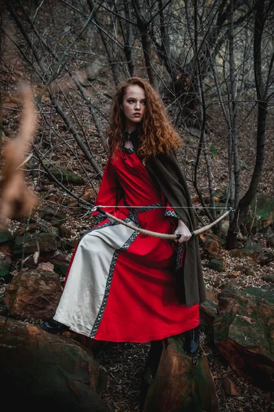 Mulher Cabelos Vermelhos Vestido Vermelho Traje Celta Histórico Floresta Outono — Fotografia de Stock