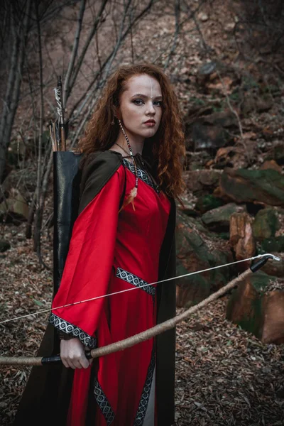 Mulher Cabelos Vermelhos Vestido Vermelho Traje Celta Histórico Floresta Outono — Fotografia de Stock