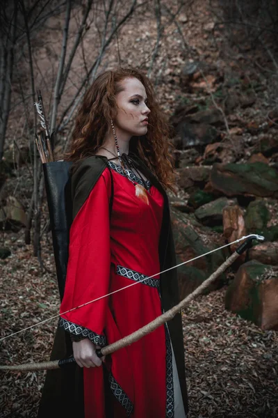 Mulher Cabelos Vermelhos Vestido Vermelho Traje Celta Histórico Floresta Outono — Fotografia de Stock