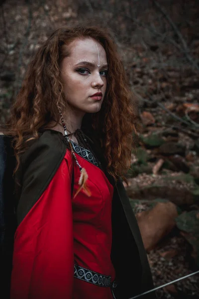 Mulher Cabelos Vermelhos Vestido Vermelho Traje Celta Histórico Floresta Outono — Fotografia de Stock