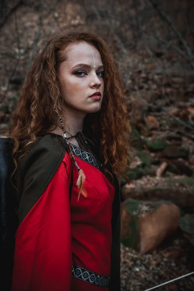 Mulher Cabelos Vermelhos Vestido Vermelho Traje Celta Histórico Floresta Outono — Fotografia de Stock