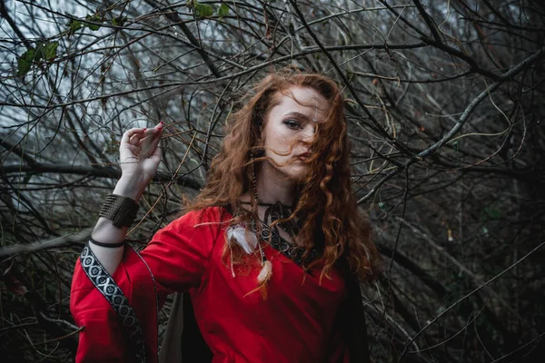 Mulher Cabelos Vermelhos Vestido Vermelho Traje Celta Histórico Floresta Outono — Fotografia de Stock