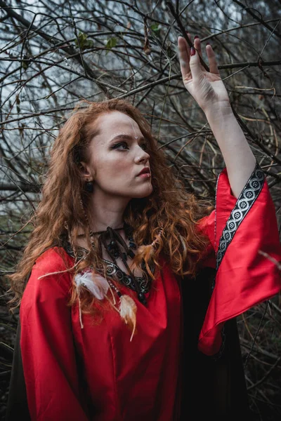 Mujer Pelirroja Con Vestido Rojo Traje Histórico Celta Bosque Otoño — Foto de Stock
