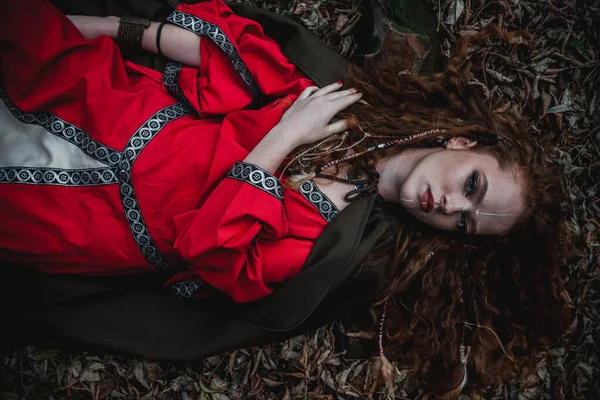 Mulher Cabelos Vermelhos Vestido Vermelho Traje Celta Histórico Floresta Outono — Fotografia de Stock