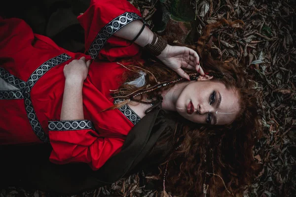 Mulher Cabelos Vermelhos Vestido Vermelho Traje Celta Histórico Floresta Outono — Fotografia de Stock