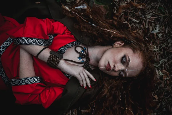 秋天的森林里 红头发女人身穿红色长裙 身穿凯尔特人的历史服装 — 图库照片