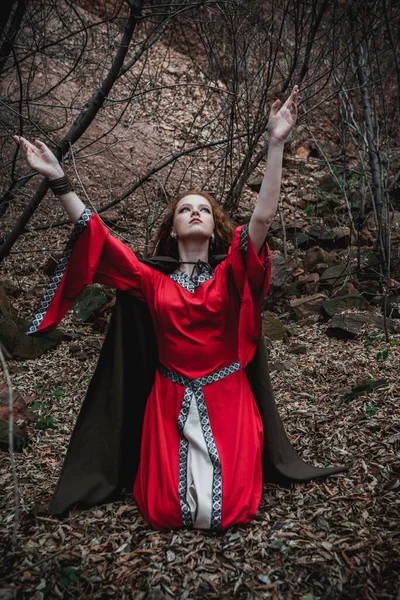 Femme Aux Cheveux Roux Robe Rouge Costume Celtique Historique Dans — Photo