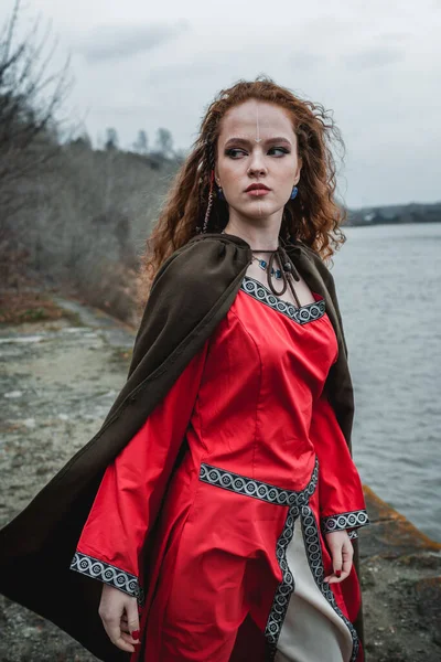 Mujer Pelirroja Con Vestido Rojo Traje Histórico Celta Bosque Otoño — Foto de Stock