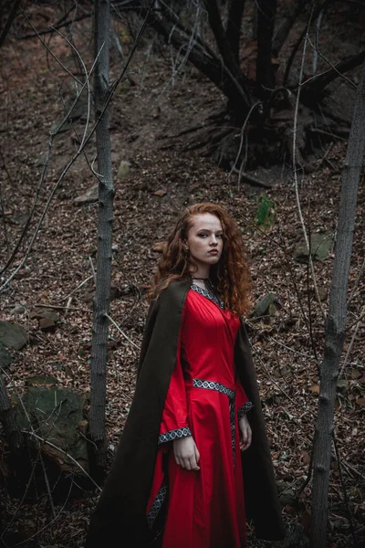 Mujer Pelirroja Con Vestido Rojo Traje Histórico Celta Bosque Otoño —  Fotos de Stock