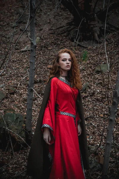 Mulher Cabelos Vermelhos Vestido Vermelho Traje Celta Histórico Floresta Outono — Fotografia de Stock