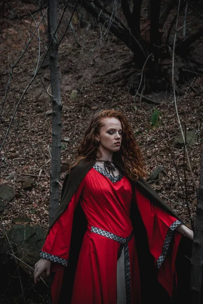 Rudowłosa Kobieta Czerwonej Sukience Historycznym Celtyckim Kostiumie Jesiennym Lesie — Zdjęcie stockowe
