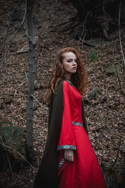 Rothaarige Frau Rotem Kleid Historischen Keltischen Kostüm Herbstlichen Wald — Stockfoto