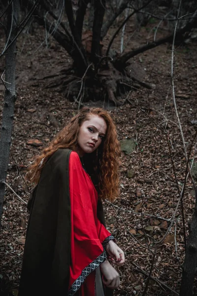 Rödhårig Kvinna Röd Klänning Historisk Keltisk Dräkt Höstskogen — Stockfoto