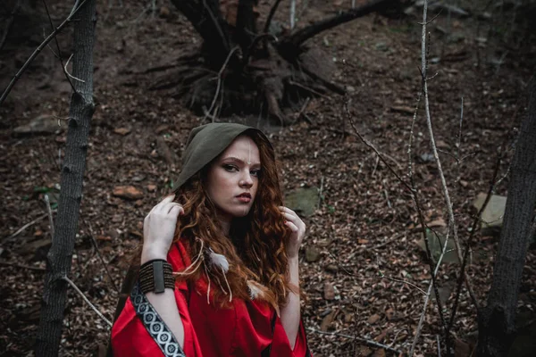 Mulher Cabelos Vermelhos Vestido Vermelho Traje Celta Histórico Floresta Outono — Fotografia de Stock