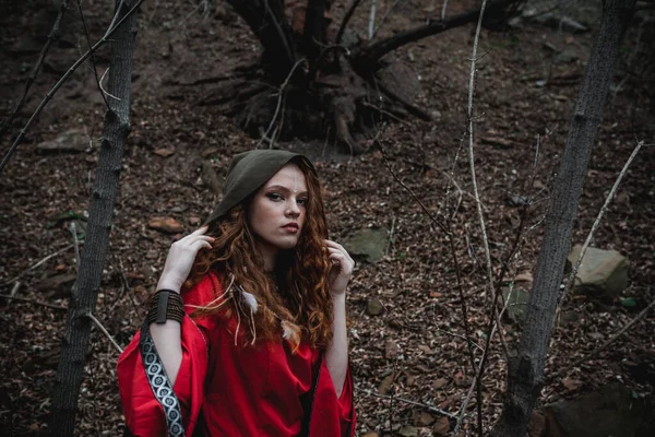 Mulher Cabelos Vermelhos Vestido Vermelho Traje Celta Histórico Floresta Outono — Fotografia de Stock