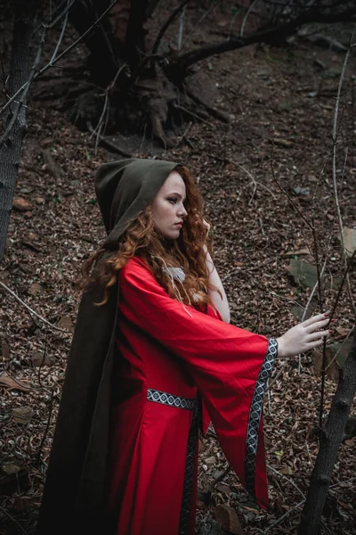 Mulher Cabelos Vermelhos Vestido Vermelho Traje Celta Histórico Floresta Outono — Fotografia de Stock