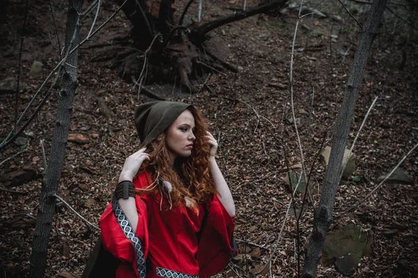 Рыжая Женщина Красном Платье Историческом Кельтском Костюме Осеннем Лесу — стоковое фото