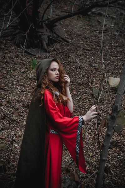 Mujer Pelirroja Con Vestido Rojo Traje Histórico Celta Bosque Otoño — Foto de Stock