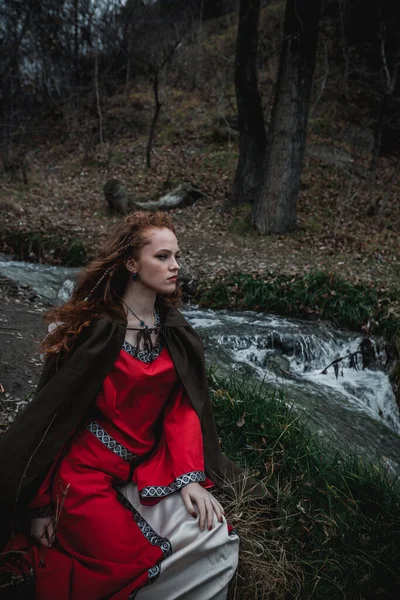 Roodharige Vrouw Een Rode Jurk Een Historisch Keltisch Kostuum Het — Stockfoto