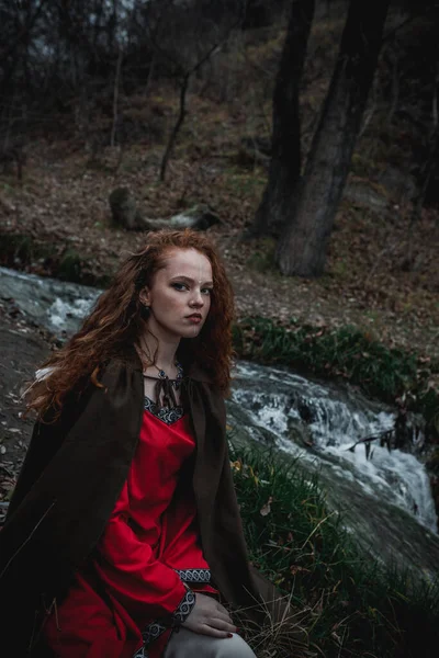 Mulher Cabelos Vermelhos Vestido Vermelho Traje Celta Histórico Floresta Outono — Fotografia de Stock