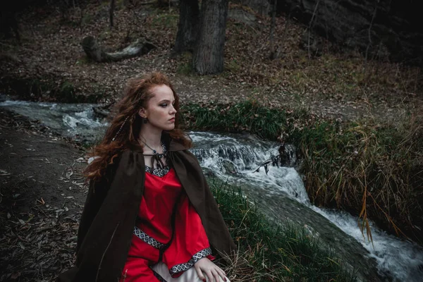 Mulher Cabelos Vermelhos Vestido Vermelho Traje Celta Histórico Floresta Outono — Fotografia de Stock