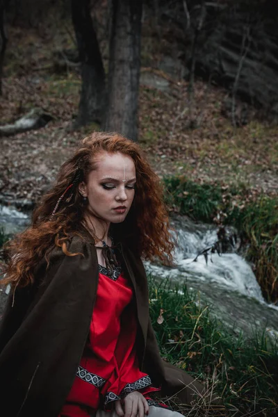 Mulher Cabelos Vermelhos Vestido Vermelho Traje Celta Histórico Floresta Outono — Fotografia de Stock