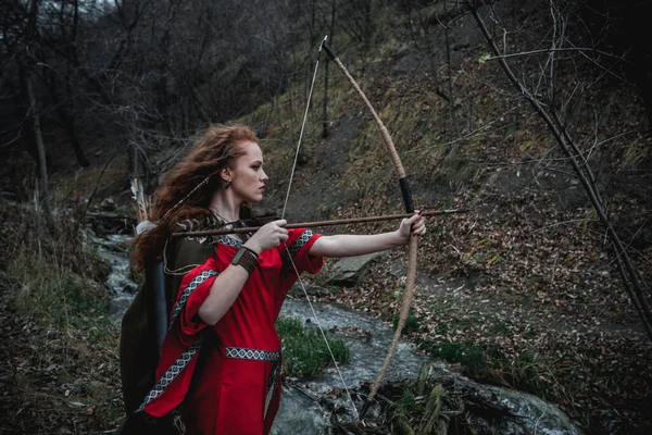 Mulher Cabelos Vermelhos Vestido Vermelho Traje Celta Histórico Floresta Outono — Fotografia de Stock