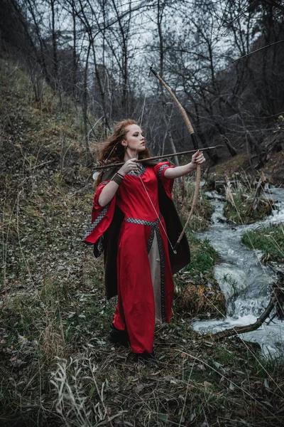 Femme Aux Cheveux Roux Robe Rouge Costume Celtique Historique Dans — Photo